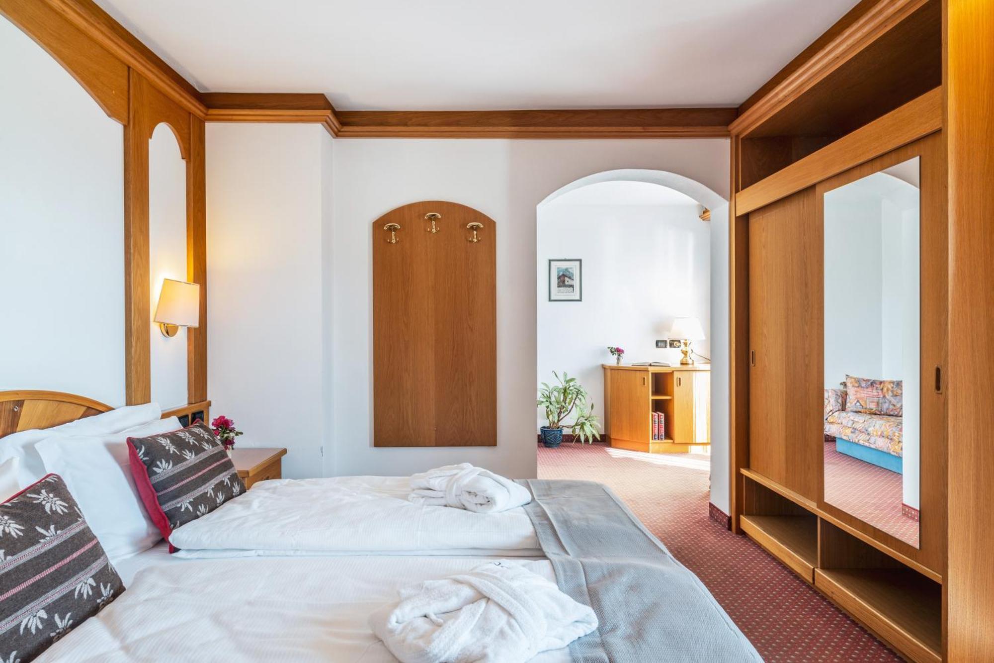 Hotel Meida Поцца-ди-Фасса Экстерьер фото