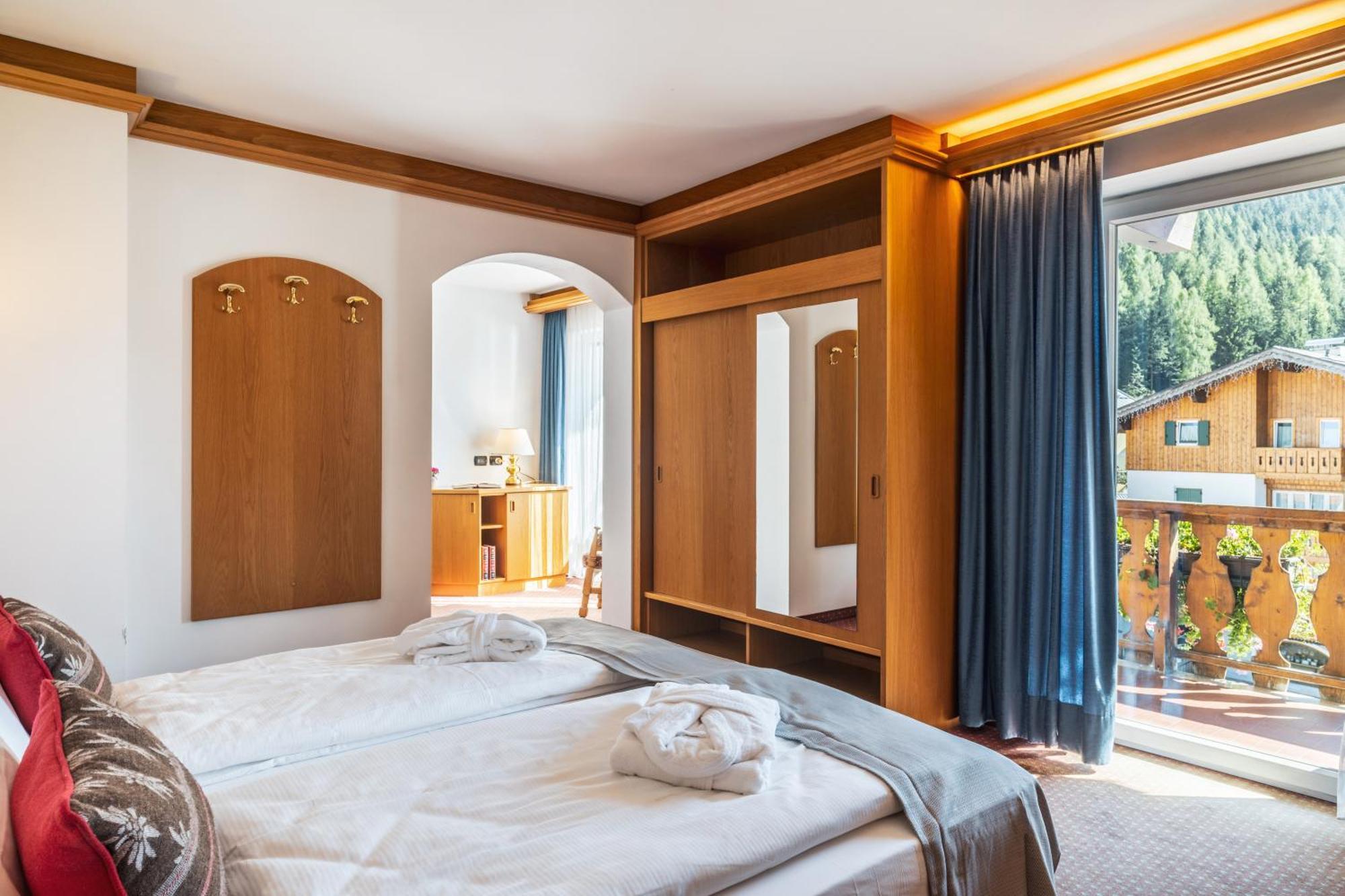 Hotel Meida Поцца-ди-Фасса Экстерьер фото